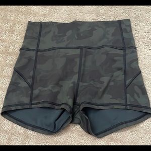Lululemon In Movement high rise green camo shorts 2.5” inseam sz 6
